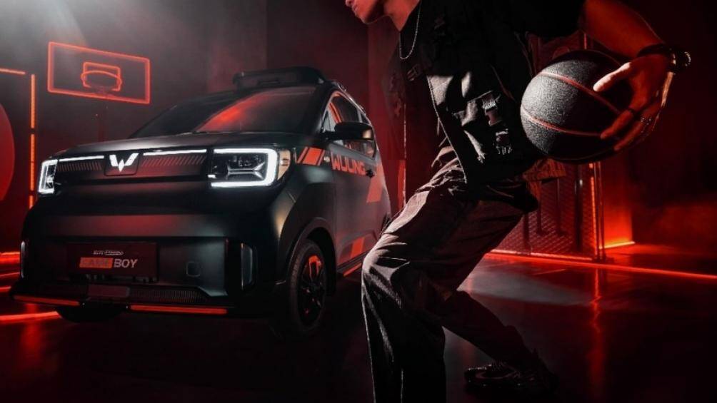 Hurricane Phantom lấy cảm hứng từ các trang phục cổ điển trong game với sự phối hợp giữa 2 tông màu đen và đỏ tương phản