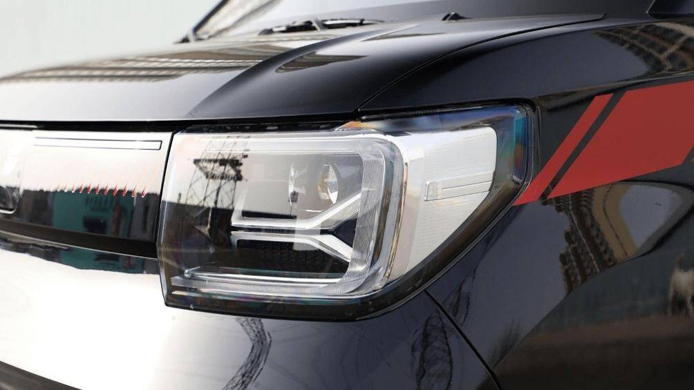 Wuling Hongguang Mini EV Gameboy 2022 khác bản thường như tạo hình chữ "X" bên trong đèn pha và đèn hậu, cản trước mới, baga nóc hầm hố hơn
