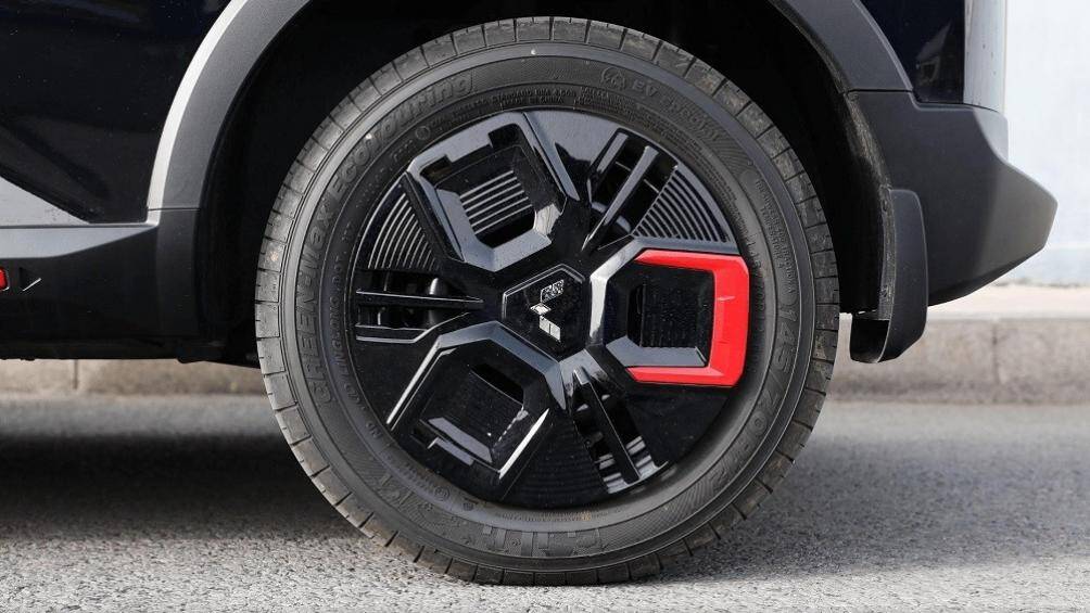 Vành la-zăng hay logo "GB" trên cột C. Ngoài ra, đèn pha của xe còn được bao quanh bằng dải đèn LED định vị ban ngày hình chữ "C" ngược