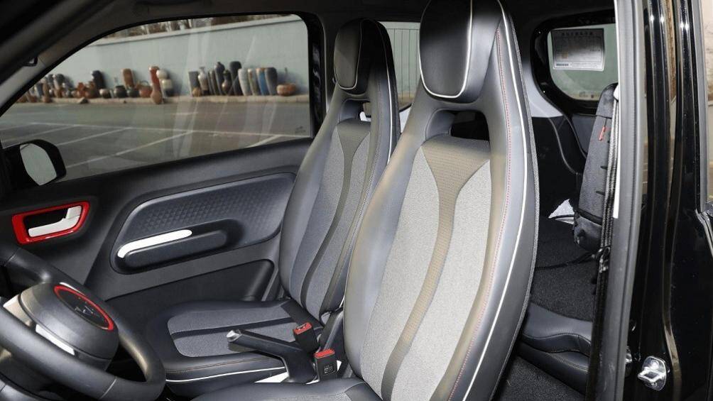 Interstellar Roaming, gợi liên tưởng đến những trò chơi mang hơi hướng khoa học viễn tưởng với lớp sơn màu trắng