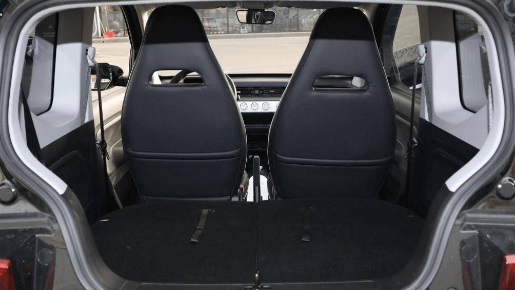 Dự kiến, phiên bản này sẽ có giá cao hơn bản thường. Wuling Hongguang Mini EV 2022 có giá từ 34.800 - 50.600 Nhân dân tệ (khoảng 122 - 177 triệu đồng)