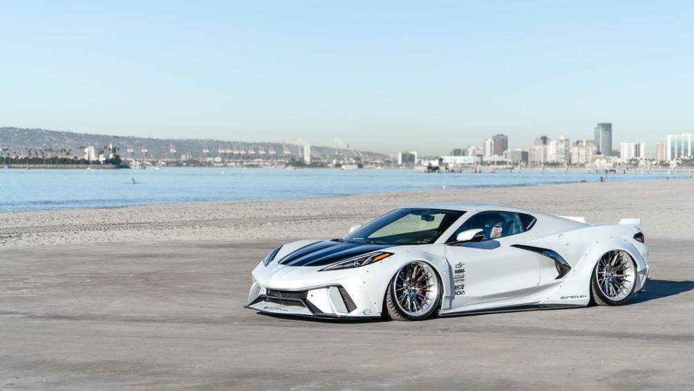 Ở phần cản trước, DuraflexAero đã thay thế chi tiết cản nguyên bản của xe với một chi tiết mới góc cạnh và sắc nét hơn