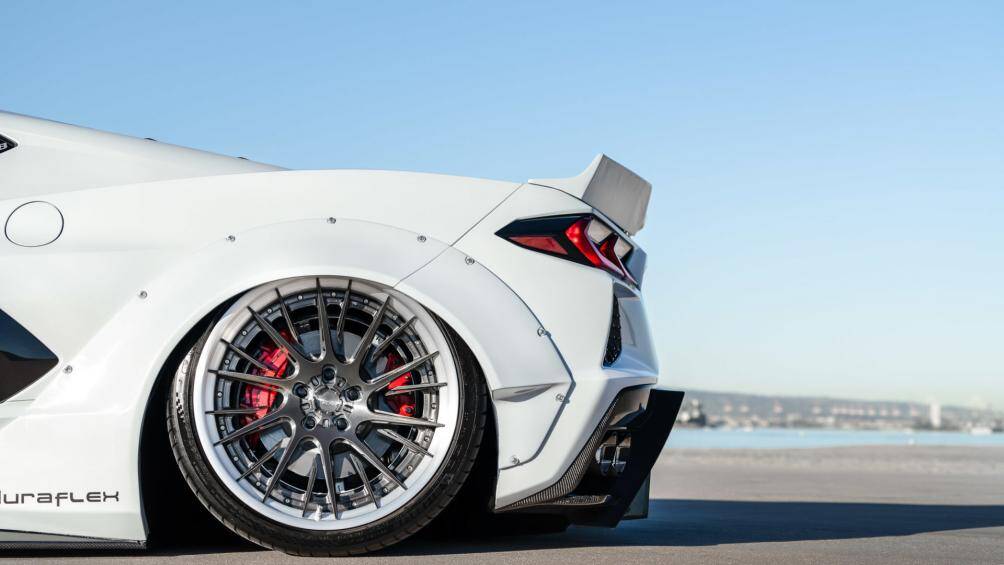 Hai bên thân xe được trang bị các phần vè ốp hốc bánh ở phía trước và phía sau. Các tấm ốp thân rộng được đính vào thân xe bằng đinh tán