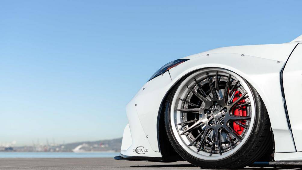 Thay cho chi tiết nguyên bản, phần cản này sở hữu những hốc gió lớn hơn, lấy cảm hứng từ thiết kế cản trước của Lamborghini Huracan Performante