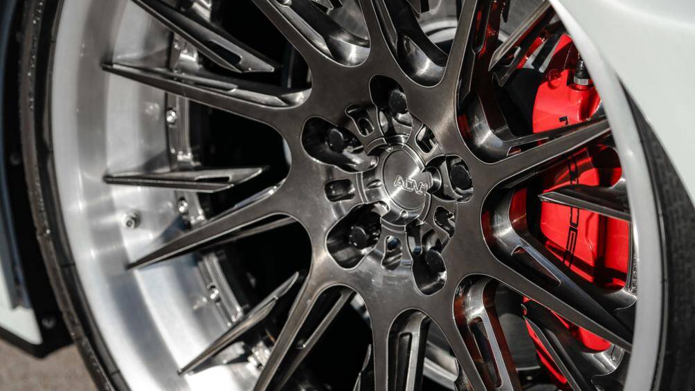 Chủ nhân của C8 đã trang bị cho xe bộ mâm độ ADV10F Track Spec Advanced Series, hệ thống treo khí nén để đem tới diện mạo hầm hố hơn