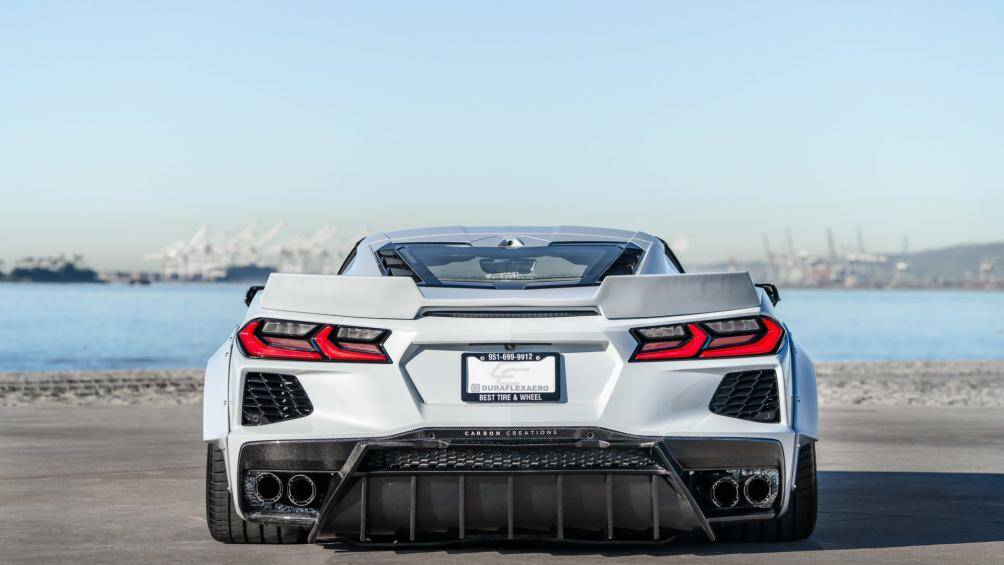 Xe được trang bị cánh gió sau dạng ducktail được thiết kế chia ba mảnh cùng bộ khuếch tán bằng carbon mới