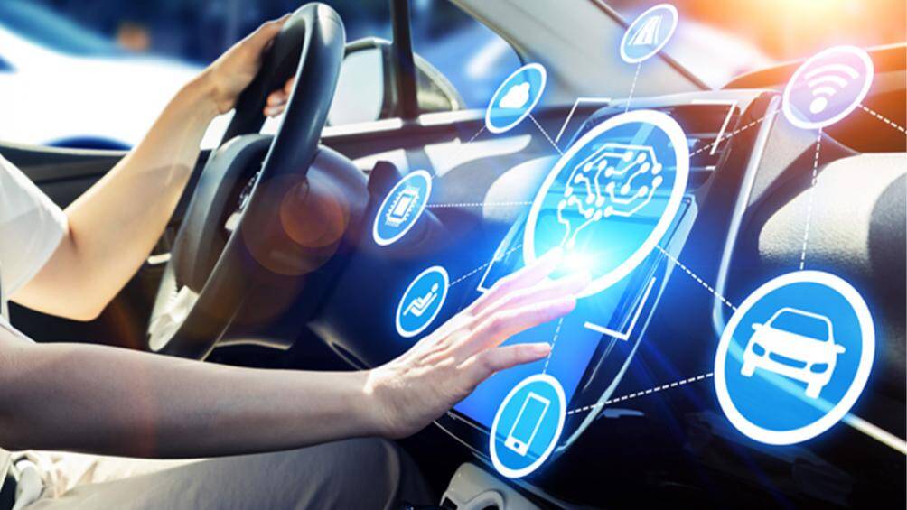 Hệ thống hỗ trợ lái xe tiên tiến (ADAS) bao gồm hệ thống hỗ trợ lái xe tự động trên đường cao tốc mà không cần đến sự điều khiển của con người