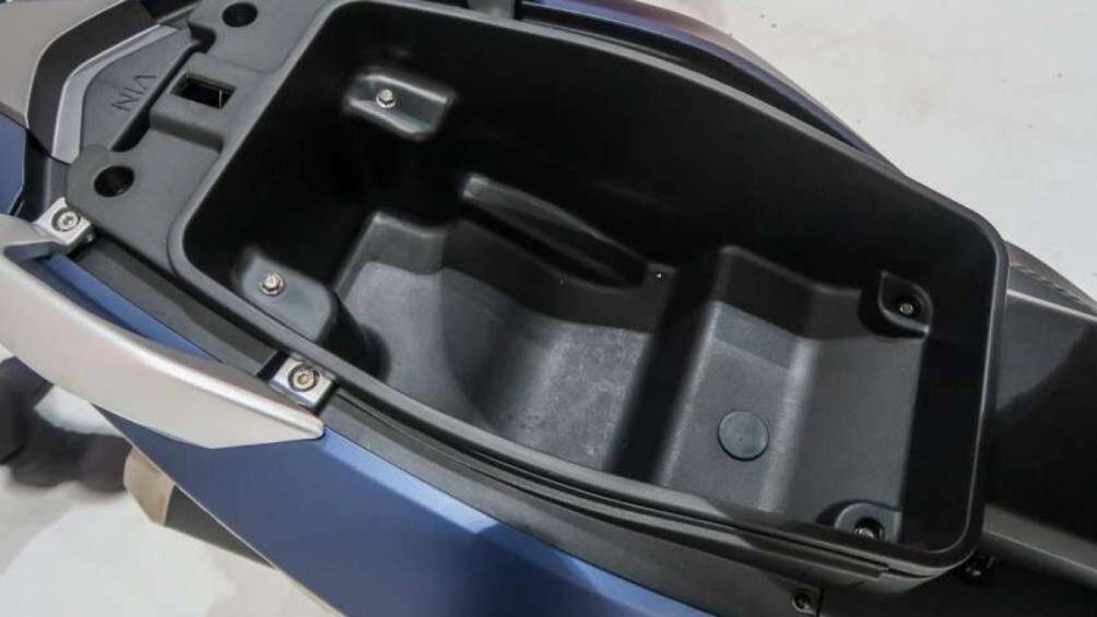 WMoto ES250i 2022 được trang bị bộ la-zăng 13 inch với lốp trước 110/70 và lốp sau 130/70, bình xăng dung tích 12 L dưới sàn xe