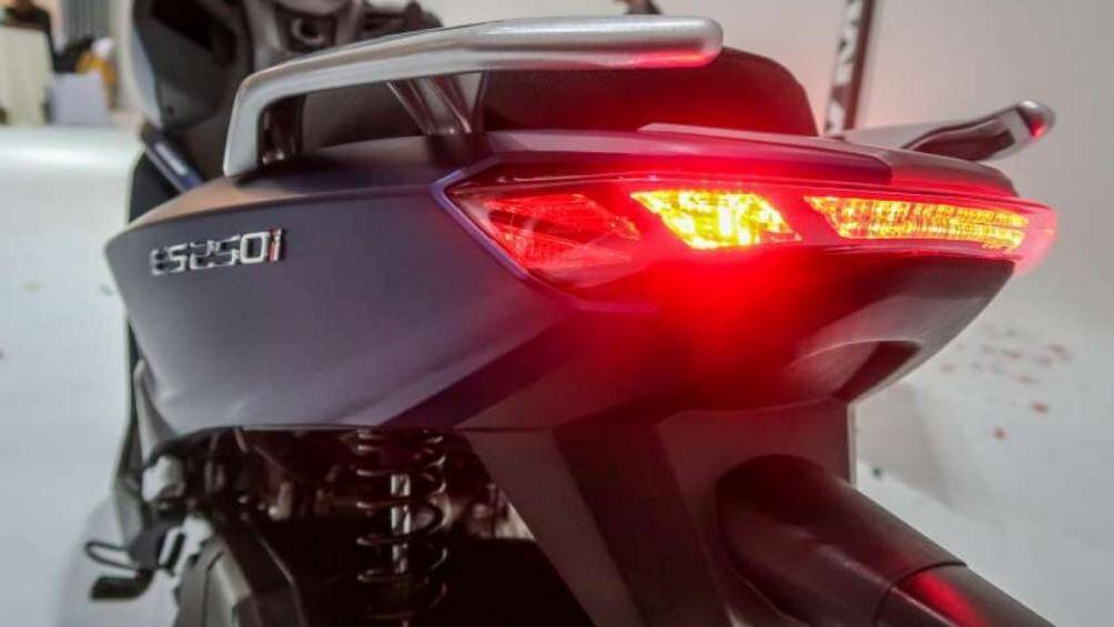 Đặc biệt, hệ thống cảnh báo áp suất lốp sẽ hiển thị cảnh báo trên màn hình nếu áp suất bánh trước hoặc bánh sau quá thấp