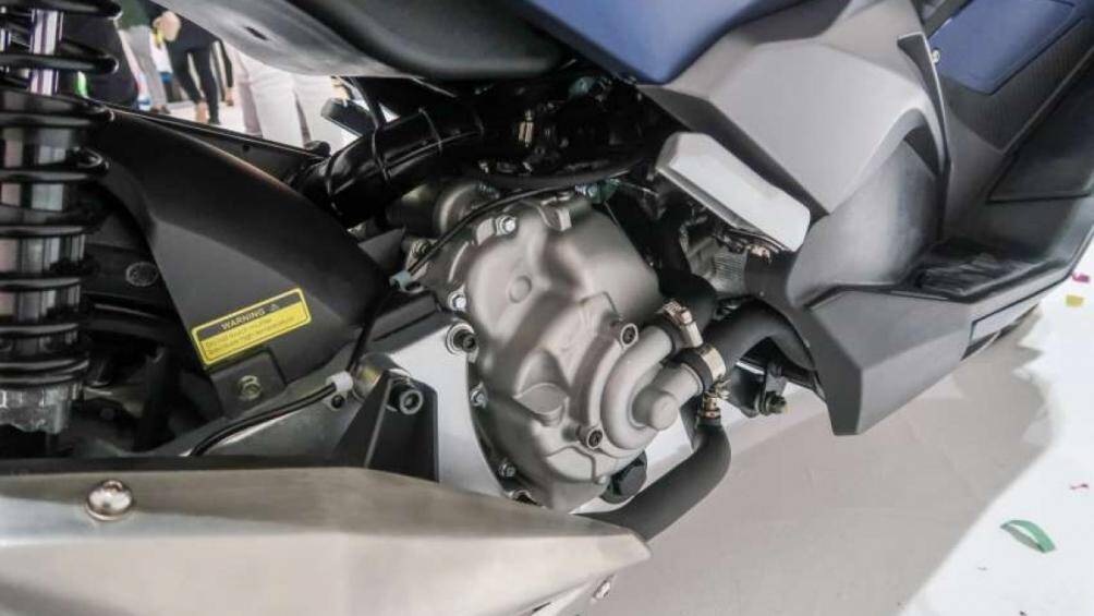 ES250i được trang bị động cơ xi lanh đơn, SOHC, 244cc làm mát bằng chất lỏng, sản sinh công suất 21 mã lực