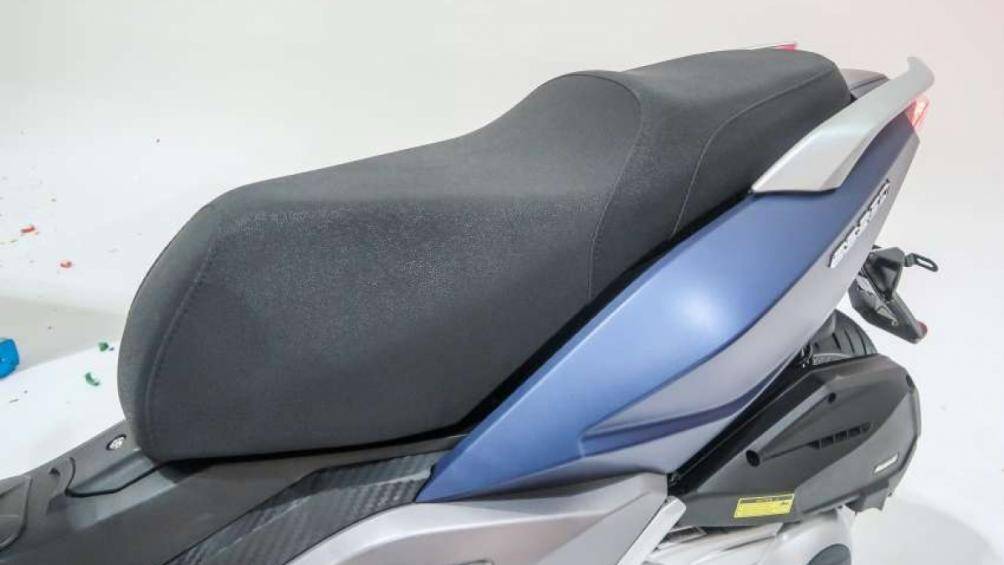 Phía trước là phanh đĩa thủy lực đơn, đằng sau được giữ bởi kẹp phanh J Juan