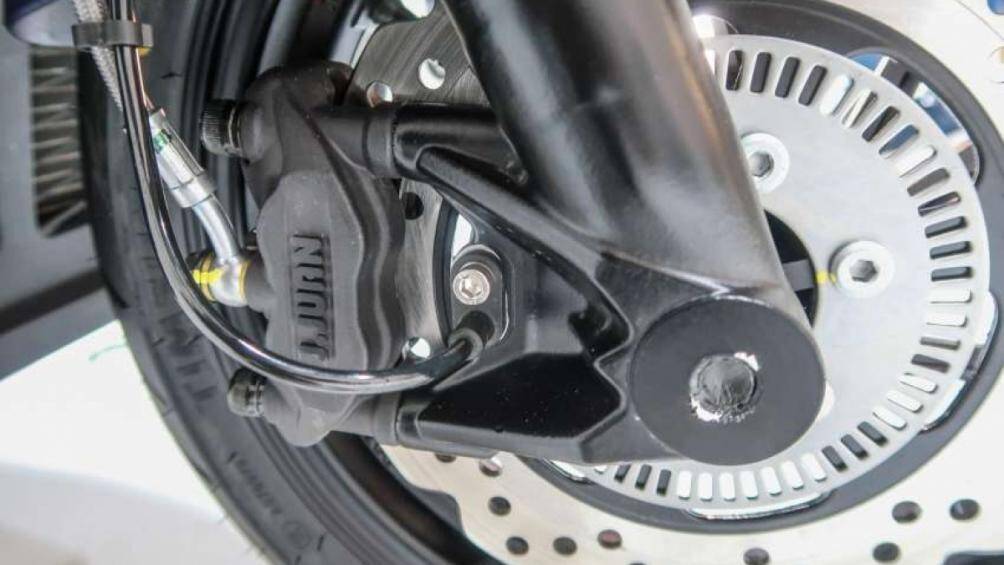 Những thông số kỹ thuật trên ES250i khá hấp dẫn với phanh ABS 2 kênh tiêu chuẩn