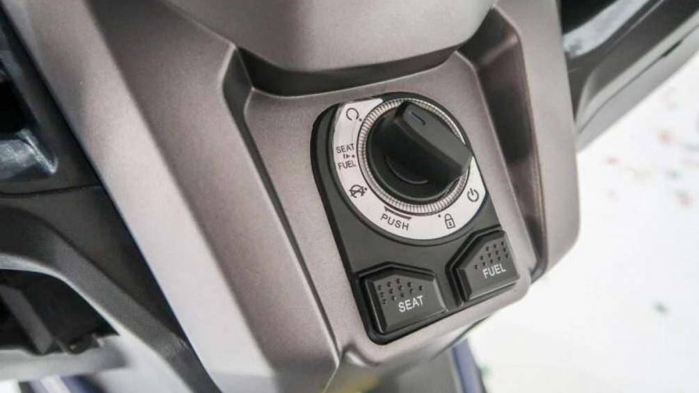 Chiếc ES250i có 3 màu sơn tại thị trường Malaysia gồm: Đỏ, xanh nhám và xám nhám cùng với bảo hành 2 năm hoặc 20.000 km