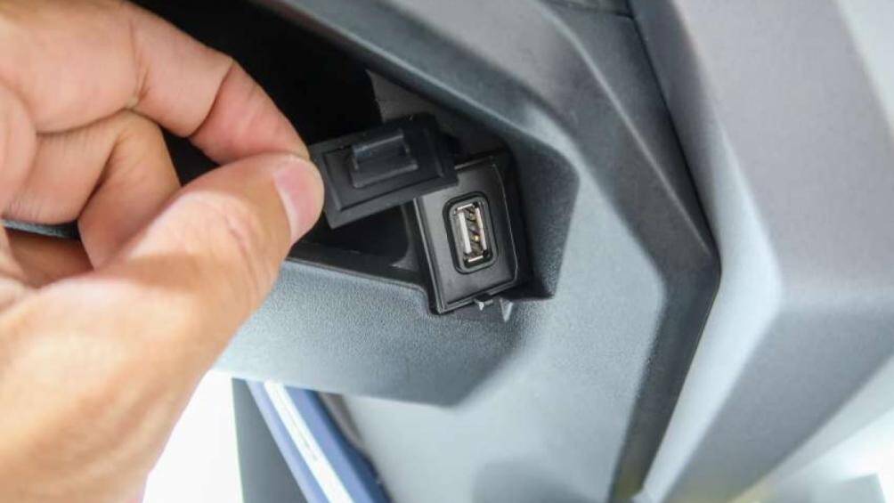 Những tiện ích lái khác bao gồm hộc đựng đồ nhỏ ở phía trước với cổng sạc YSD