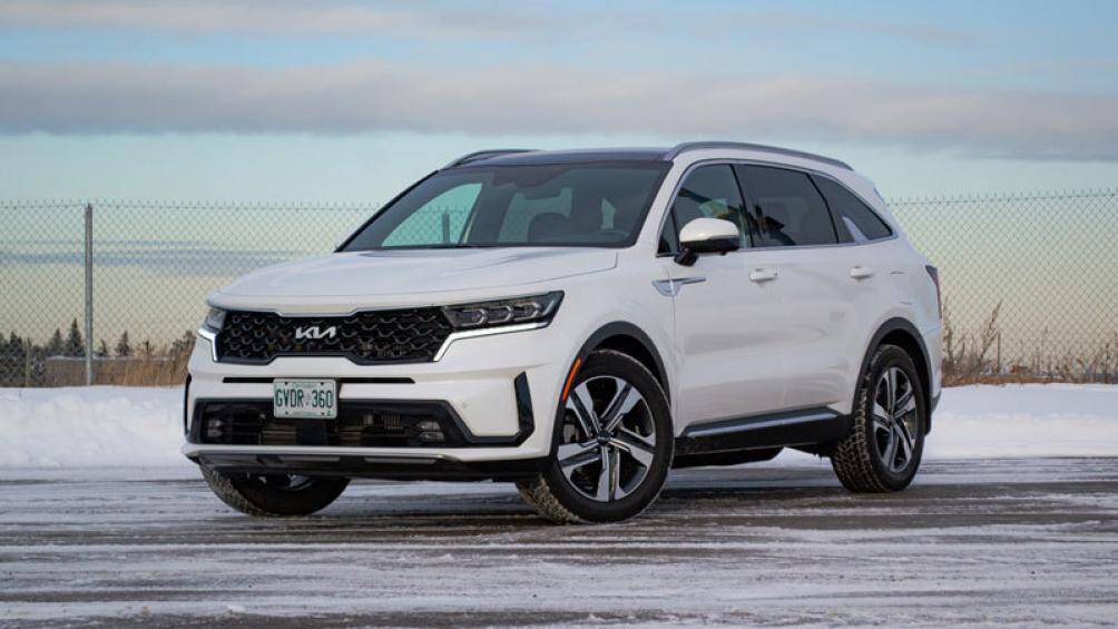 SUV cỡ trung tiết kiệm nhiên liệu nhất: Kia Sorento Plug-in hybrid (mức tiêu hao nhiên liệu ở đường hỗn hợp: 3,6 lít/100 km)