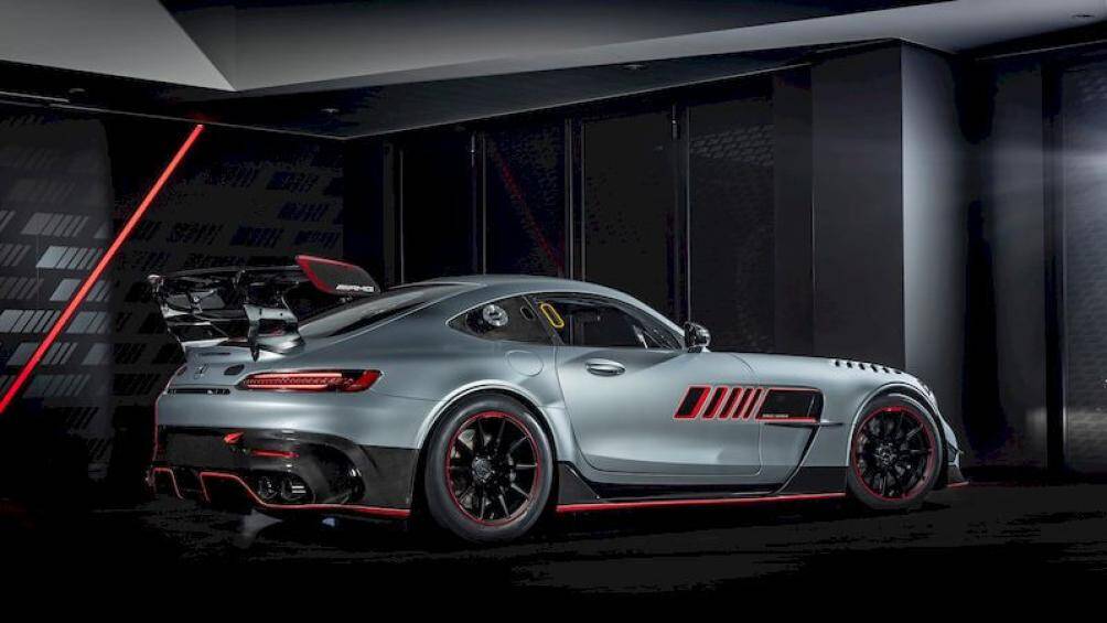 Sẽ chỉ có 55 chiếc Mercedes-AMG GT Track Series được sản xuất trên thế giới. Giá mỗi chiếc từ hơn 400.000 USD (khoảng hơn 9 tỷ đồng)