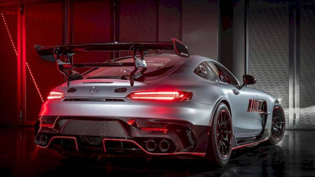 Về ngoại thất, Mercedes-AMG GT Track Series sở hữu thiết kế mang đậm tính khí động học, giúp xe tăng tốc tốt nhất trên đường đua