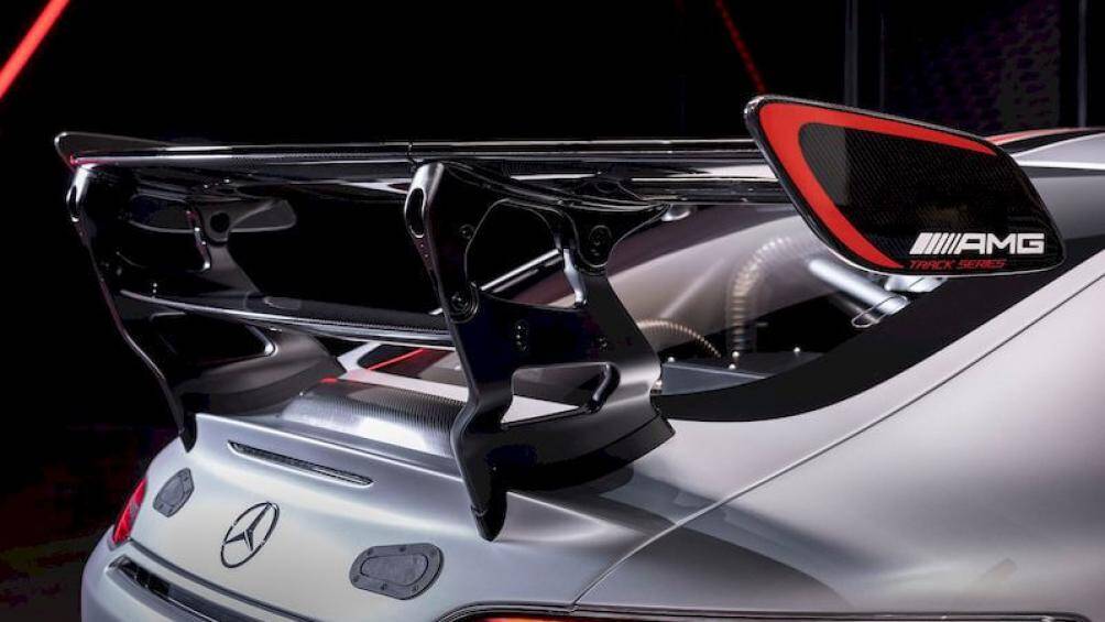 Hơn nữa, Mercedes-AMG GT Track Series cũng được trang bị một cánh gió sau xe đua, có thể điều chỉnh cơ học