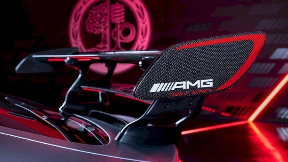 Hãng xe Đức trang bị cho chiếc xe bộ chia gió trước mở rộng, các khe làm mát bổ sung 2 bên…