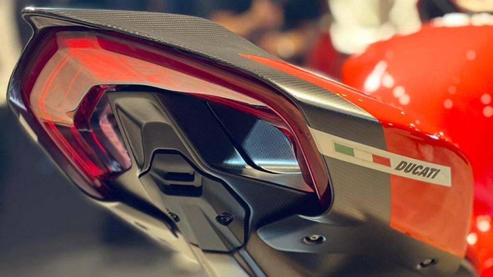 Việc gắn bộ kit Racing giúp chiếc xe sở hữu những thông số lý tưởng từ đường đua, công suất được tăng lên 234 mã lực, giảm trọng lượng khô xuống 152,2 kg