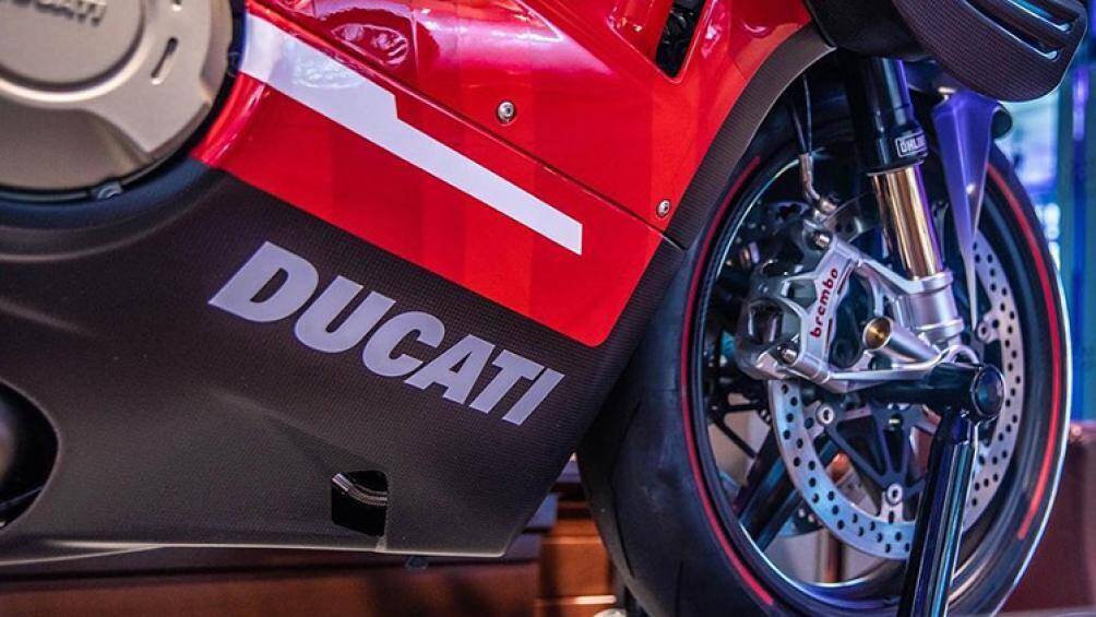 Nhờ vào sử dụng sợi carbon, titan và các thành phần gia công từ nhôm nguyên khối, Superleggera V4 có trọng lượng khô chỉ 159 kg