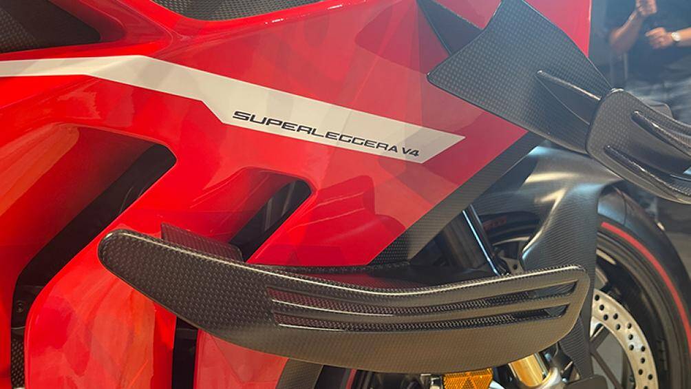 Cánh gió của xe được làm từ sợi carbon cũng góp phần tạo nên vẻ ngoài thể thao hơn với màu sơn bắt mắt lấy cảm hứng từ mẫu xe Desmosedici GP19