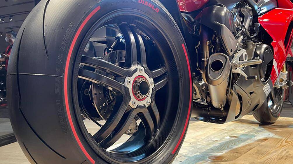 Các trang bị khác chỉ có trên Superleggera V4 bao gồm hệ thống treo Öhlins nhẹ với phuộc điều áp và hệ thống phanh Brembo với kẹp phanh Stylema® R