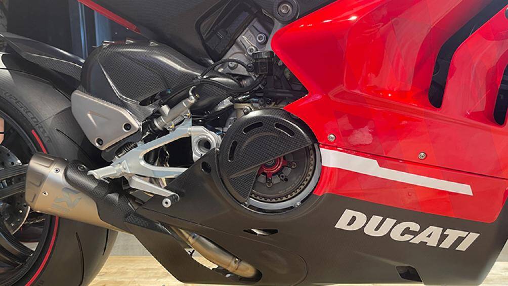 Superleggera V4 sở hữu khối động cơ Desmosedici Stradale V4, dung tích 998 cc, sản sinh công suất 224 mã lực và mô-men xoắn cực đại 116 Nm