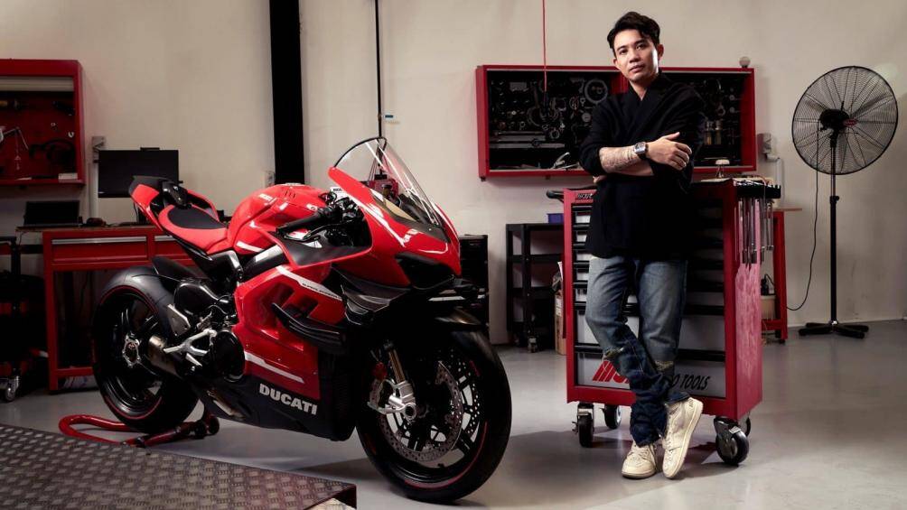 Đây là mẫu siêu mô tô đường phố duy nhất trên thế giới được trang bị mâm, gắp sau và khung sườn làm từ carbon