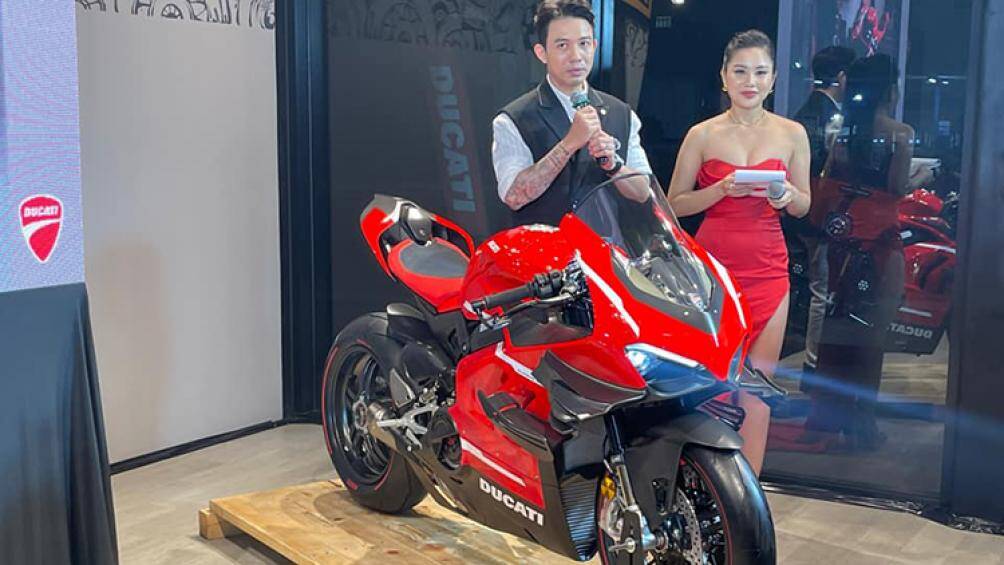 Đại gia Minh Nhựa vừa tậu chiếc siêu mô tô Ducati Superleggera V4 phiên bản giới hạn mang số thứ tự 405 trong số 500 xe được sản xuất trên toàn cầu