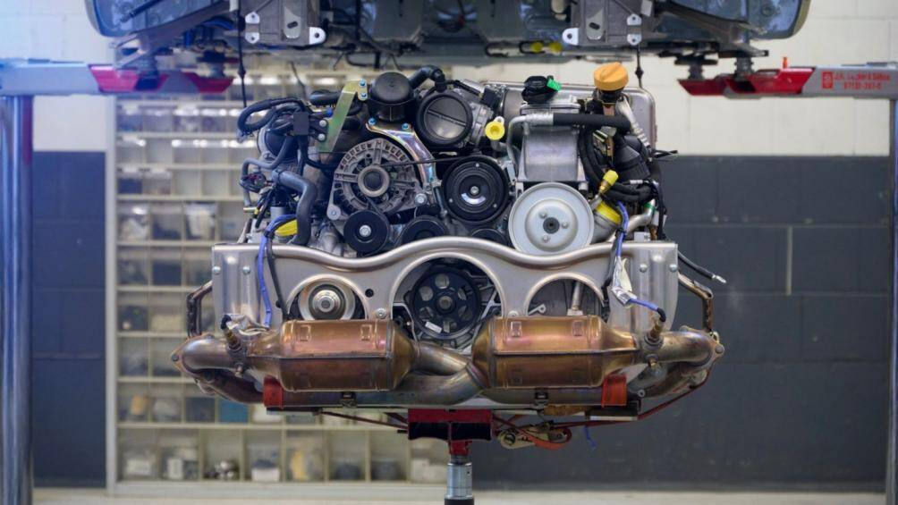 Nắp động cơ nguyên bản của xe đã được thay thế thành cánh gió Ducktail lấy cảm hứng từ mẫu xe thể thao cổ điển 911 Carrera RS 2.7 từ năm 1972