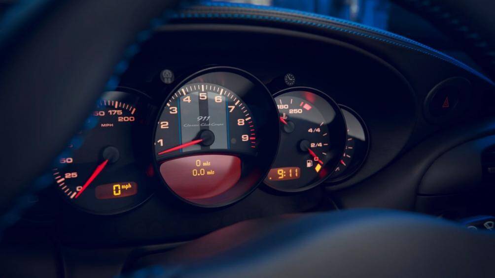 Bảng đồng hồ hiển thị kỹ thuật được chế tác lại theo phong cách của 911 Sport Classic