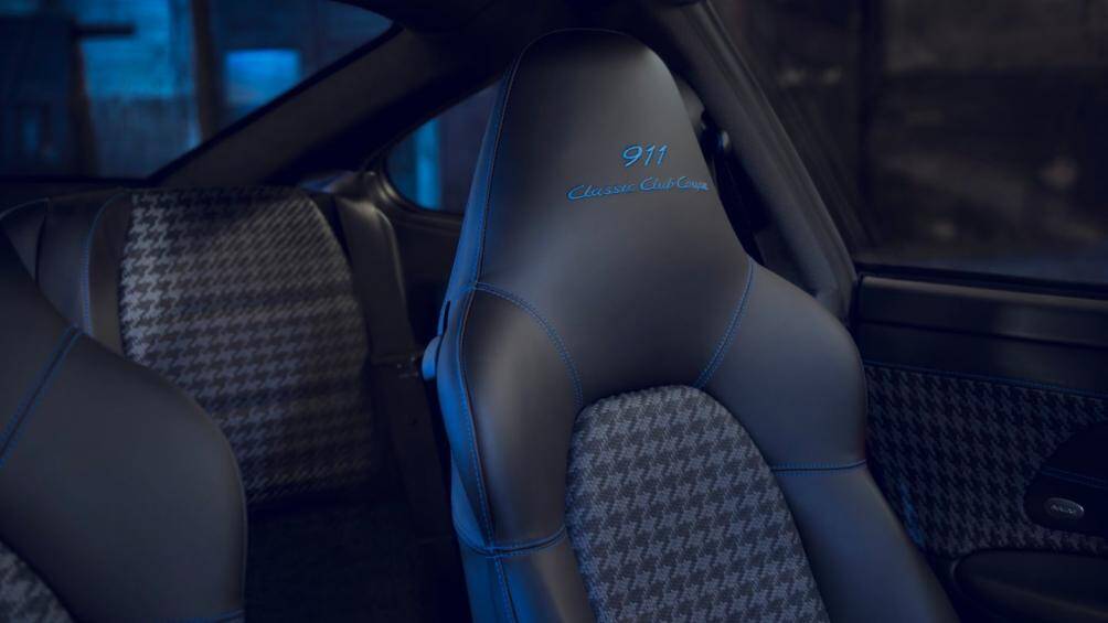 Về nội thất, các phần trung tâm của ghế thể thao như tấm cửa được làm bằng da dệt phức tạp theo họa tiết đặc trưng houndstooth Pepita