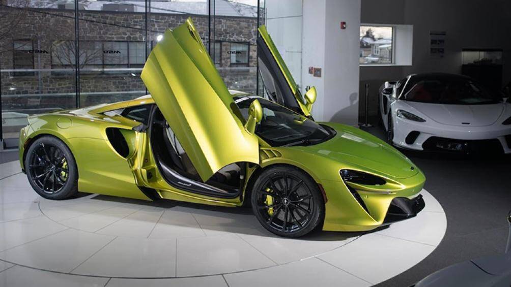 Giá xe McLaren Artura tại Việt Nam khởi điểm từ 15,99 tỷ đồng, đã bao gồm thuế VAT nhưng chưa tính các chi phí lăn bánh