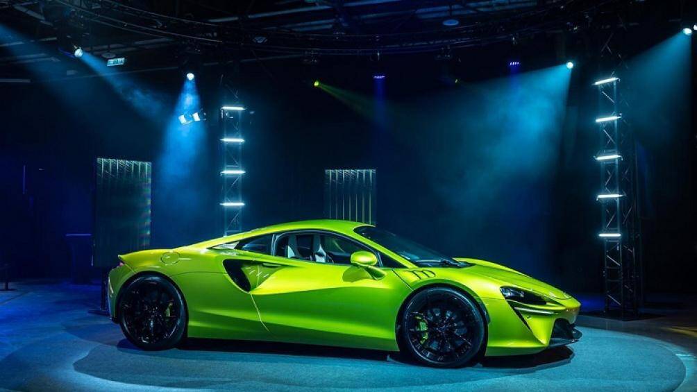 Chỉ với động cơ điện, siêu xe McLaren Artura có thể hoàn thành quãng đường dài 30 km và đạt vận tốc tối đa 130 km/h mà không cần đến động cơ xăng