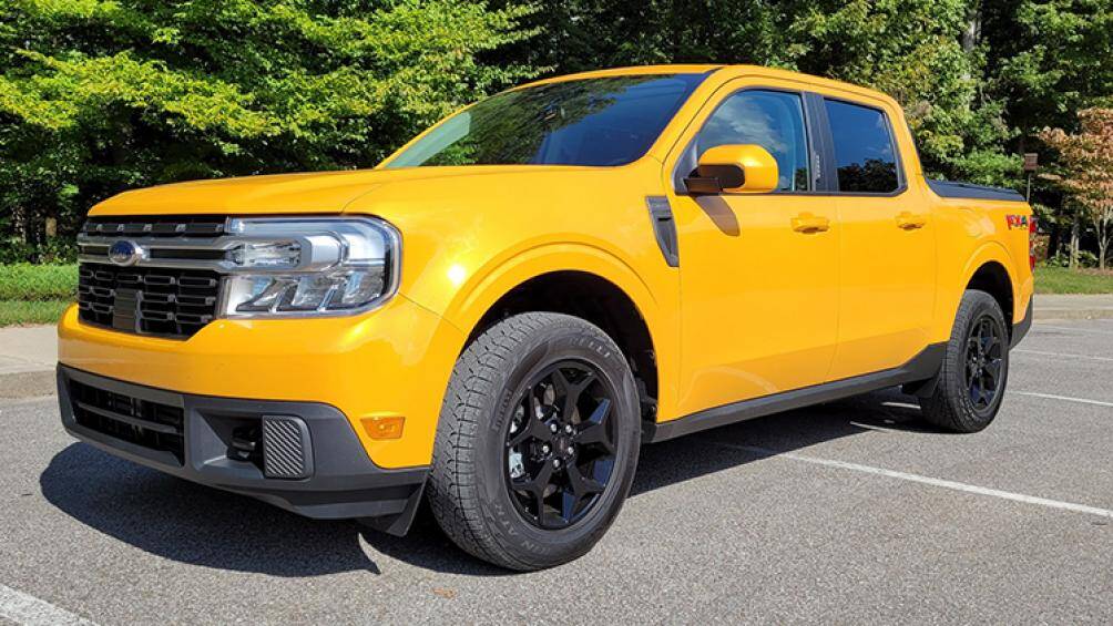 Phiên bản thấp nhất được trang bị động cơ Atkinson 2.5 lít nạp khí tự nhiên công suất 162 mã lực/210Nm kết hợp với một mô-tơ 126 mã lực/234Nm