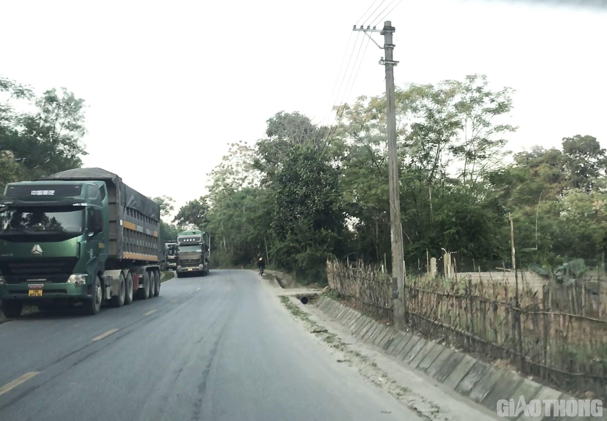 “Tôi thấy các lực lượng chức năng cũng thường xuyên có mặt nhưng không hiểu sao tình trạng xe "khủng" chở đất đá vẫn ngang nhiên hoạt động giữa ban ngày (!?)”, người này thắc mắc.