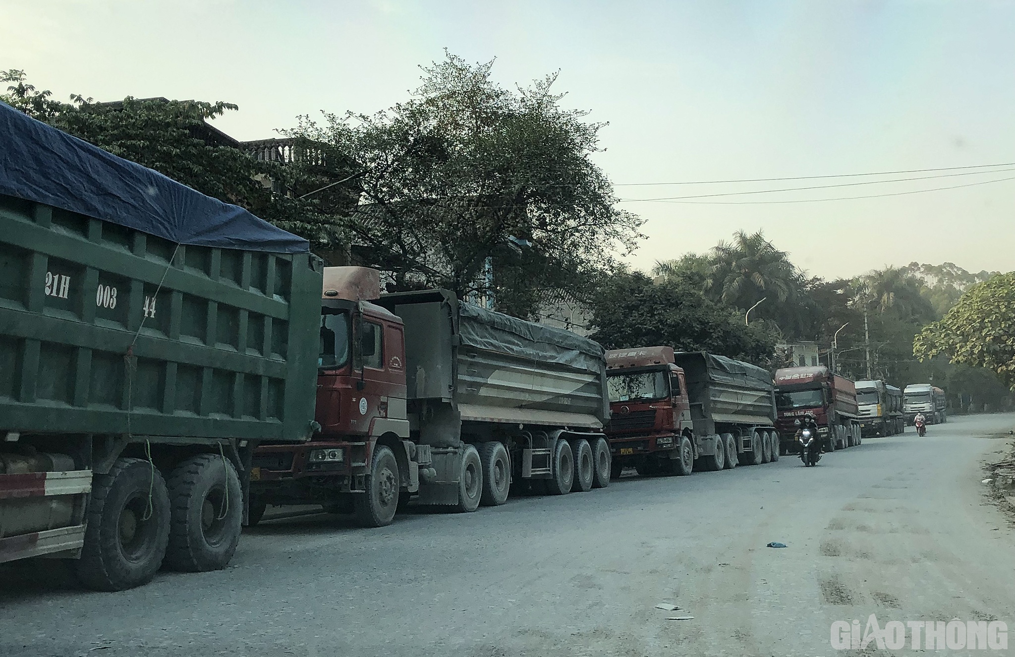 Từ ngã tư này, theo QL70 di chuyển về hướng Đoan Hùng (Phú Thọ) khoảng 100m tiếp tục đến nút giao QL70 với đường QL2D. Nằm dọc tuyến đường QL2D cũng có rất nhiều xe tải hạng nặng đang nằm “chờ giờ” xuất phát.