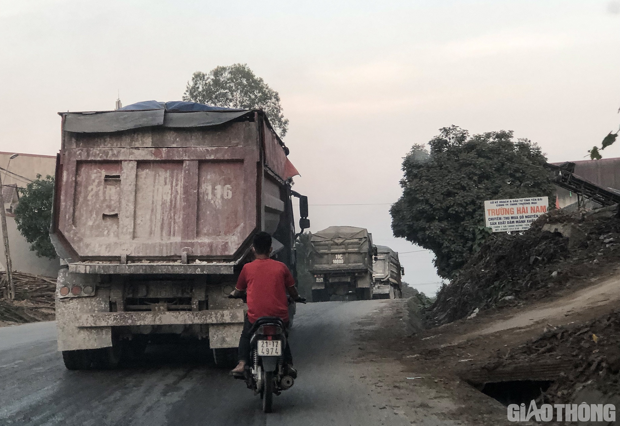 Đặc biệt, để tránh hỏng phanh và lốp xe, các xe tải này đều chế thêm bộ phận vòi tưới nước trực tiếp vào má phanh và các lốp làm cho tuyến đường bê tông nhựa ướt thành 1 vệt dài. Vừa gây mất ATGT vừa làm nguy hại đến tuổi thọ tuyến đường.