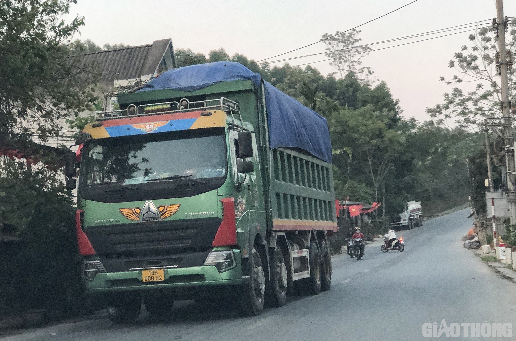 Đoàn xe khổng lồ di chuyển làm rung động cả tuyến đường, khiến người dân ai cũng khiếp sợ.