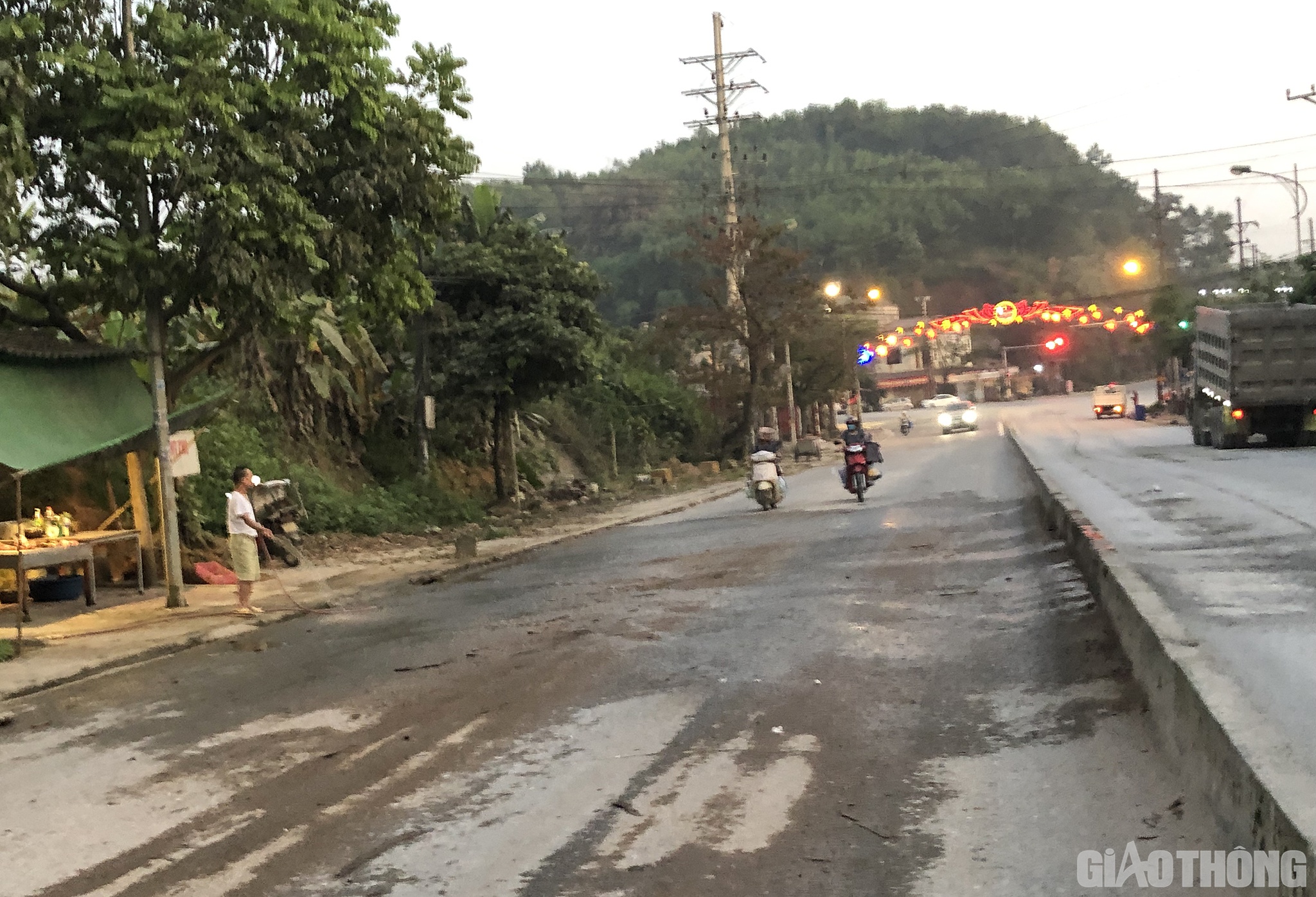 Vừa dùng vòi nước tưới đường cho đỡ bụi, một người đàn ông sống ngay mặt đường Hương Lý bức xúc: Tình trạng xe “khủng” chở cát, đá hoạt động ở đây đã được khoảng 4 - 5 năm rồi. Đây không phải là đoàn xe nữa mà phải gọi là binh đoàn xe. Đoạn đường từ nút giao vào cảng Hương Lý dài khoảng 2,5km đã và đang bị cày nát.