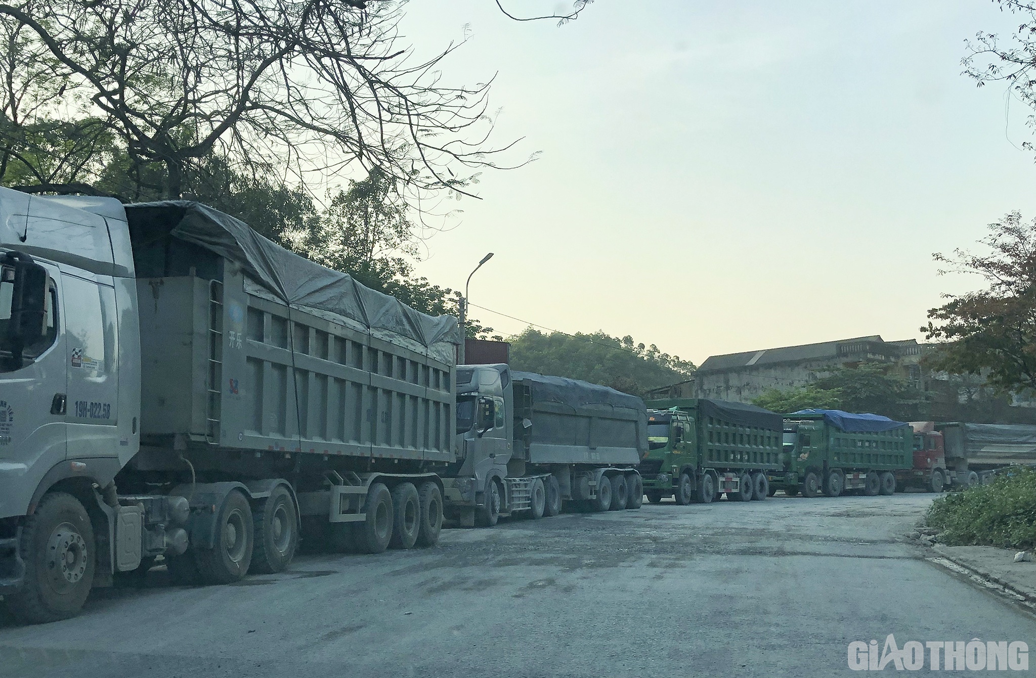 Những ngày qua, PV Báo Giao thông liên tục nhận được phản ánh của bạn đọc về tình trạng xe cơi thùng chở đá, cát có ngọn và có dấu hiệu chở quá tải hoạt động rầm rộ trên tuyến QL70 đoạn qua tỉnh Yên Bái.