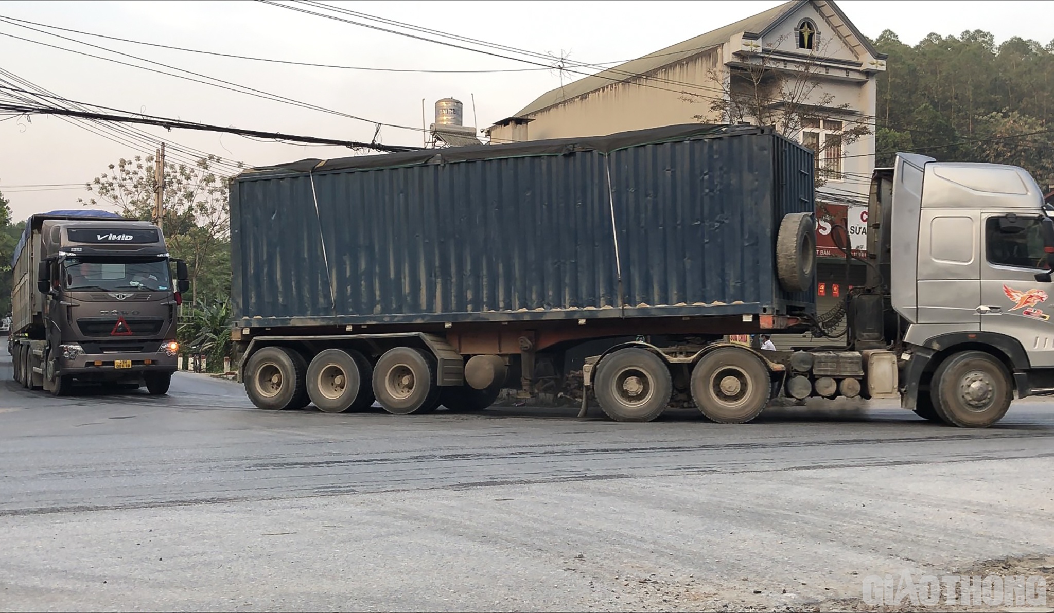 Ngoài những xe HOWO khổng lồ còn có sự xuất hiện của xe container cắt nóc chở cát. Cách đây không lâu, qua tin báo của PV Báo Giao thông, CSGT Công an tỉnh Thanh Hóa cũng đã cân kiểm tra 1 xe container chở cát dạng này có tổng trọng tải lên đến 105 tấn, vượt 167% tải trọng hàng hóa cho phép chở