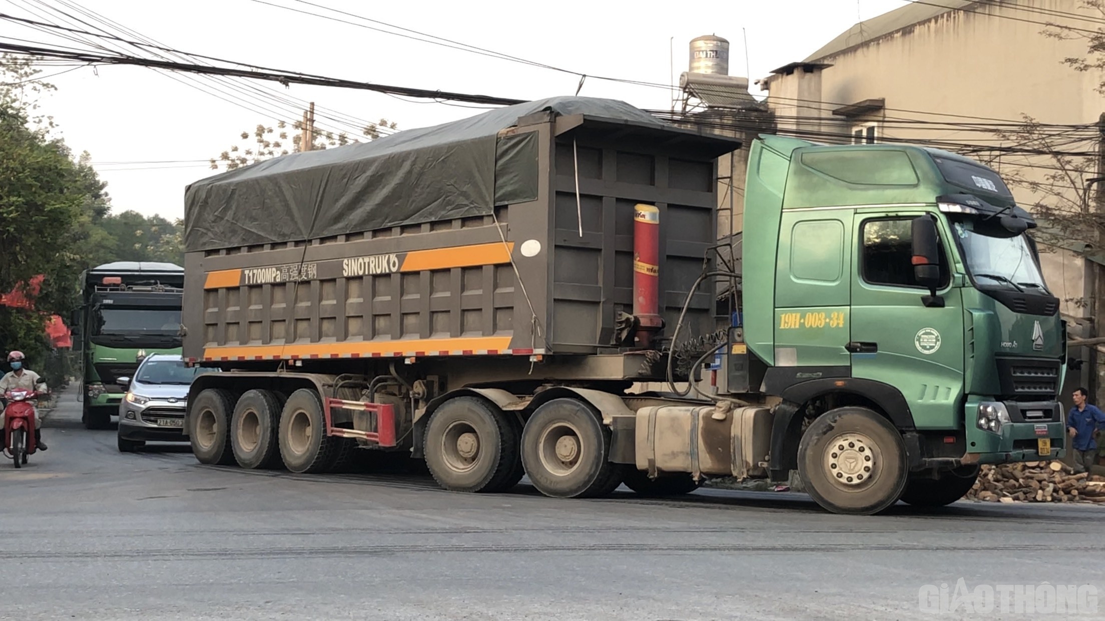 Đến khoảng 17h45’ chiều cùng ngày, đoàn xe bắt đầu rồng rắn xuôi theo QL70 hướng về Đoan Hùng (Phú Thọ).