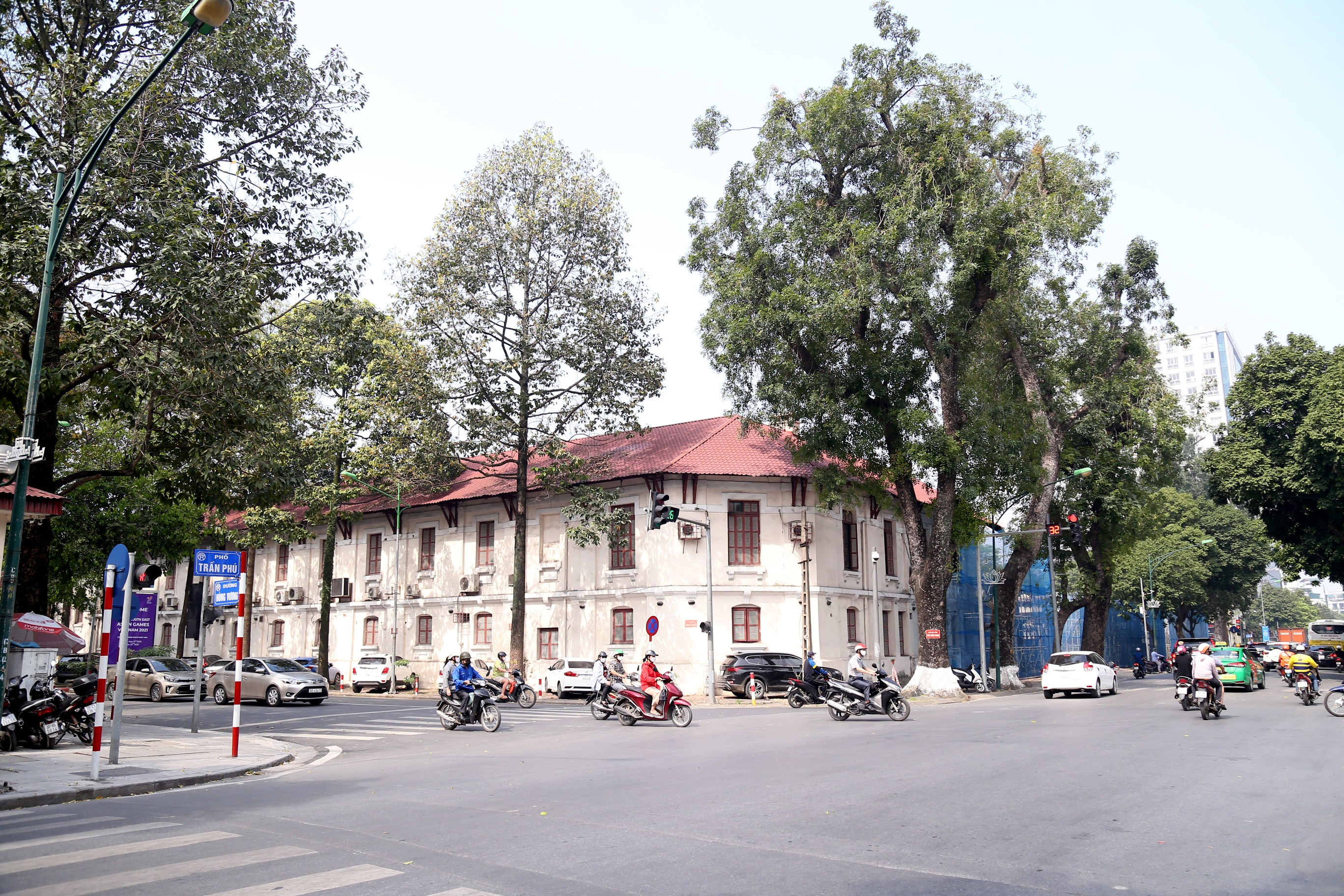 Theo tìm hiểu, dãy nhà 4 mặt phố, nằm trên khu "đất vàng" ở số 61 Trần Phú (quận Ba Đình, Hà Nội) vốn là nhà máy cũ được người Pháp xây dựng từ đầu thế kỷ 20.