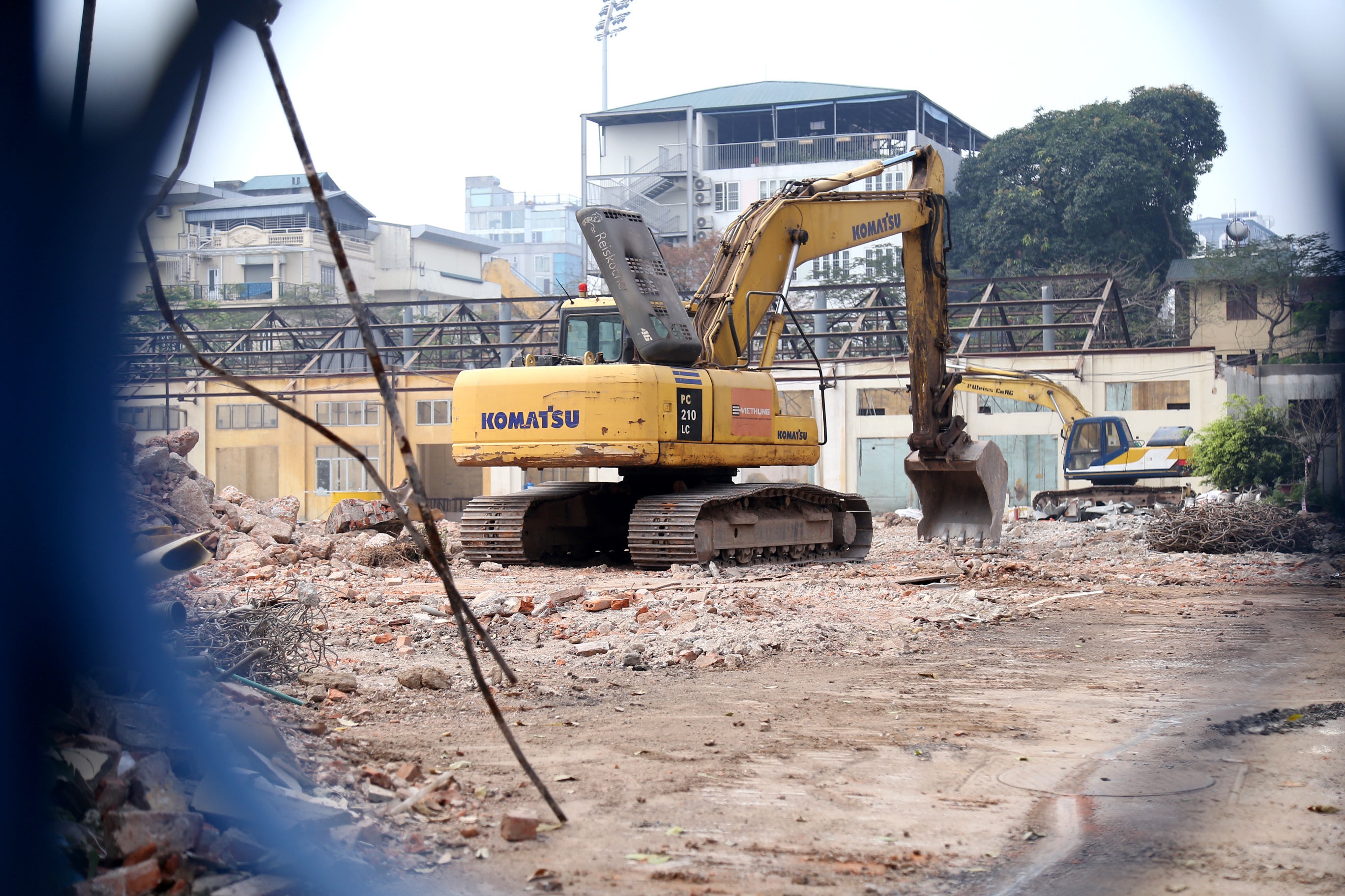 Những chiếc máy xúc đang đã phải "nghỉ ngơi", không còn đào bới, băm chặt những mảng tường của công trình như những ngày trước.