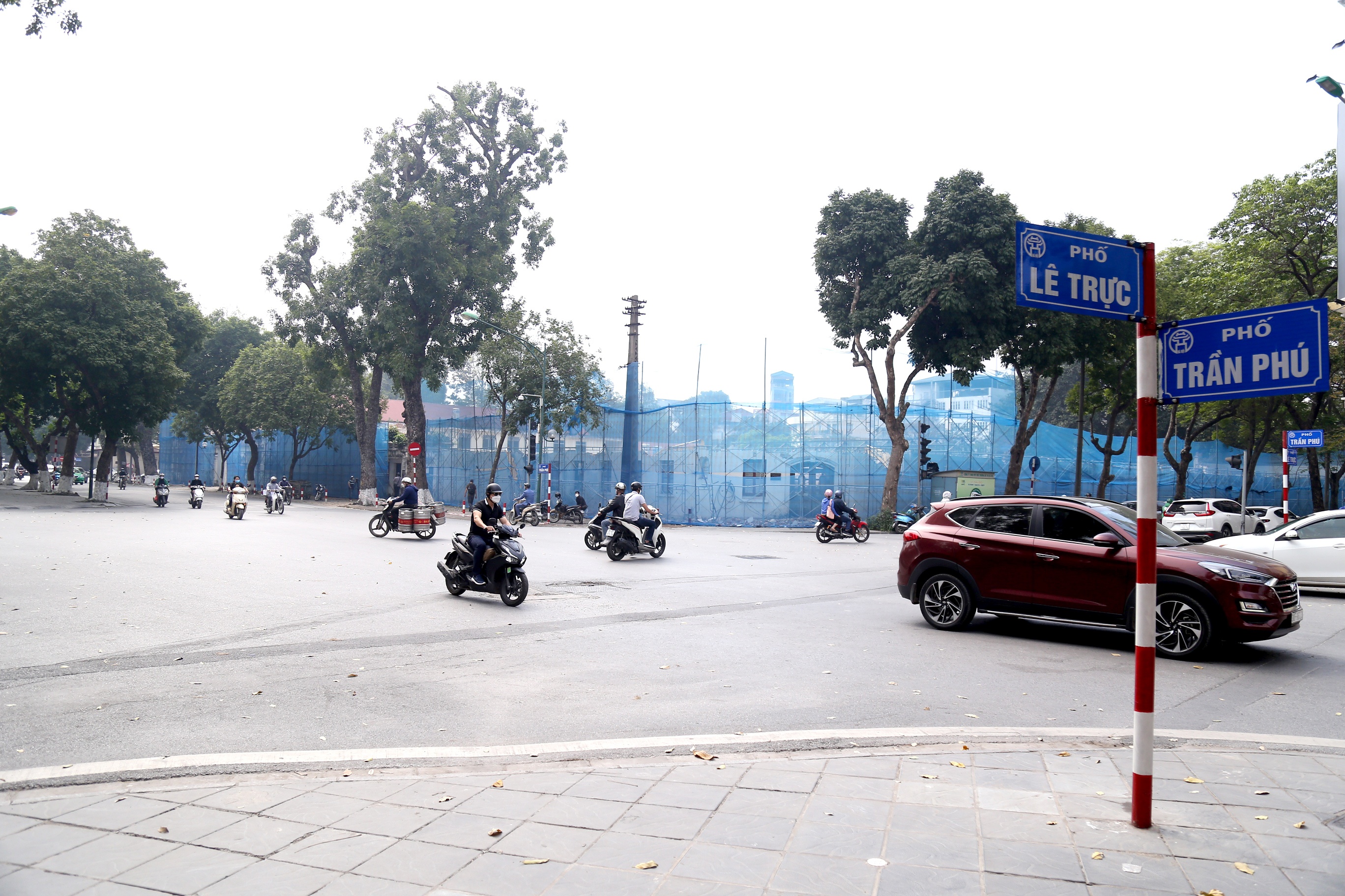 Ban đầu, Postef dự định xây dựng khu đất này trở thành Trung tâm Công nghệ cao và Trung tâm Nghiên cứu và phát triển (R&D). Tuy nhiên, sau đó Postef quyết định góp vốn với đối tác phát triển bất động sản, chuyển đổi thành Dự án đầu tư xây dựng công trình đa chức năng Postef. Công ty thuê đất của nhà nước có thời hạn thuê là 50 năm, ngày hết hạn là 24/6/2067 với tổng diện tích đất  thuê là 7.523 m2.