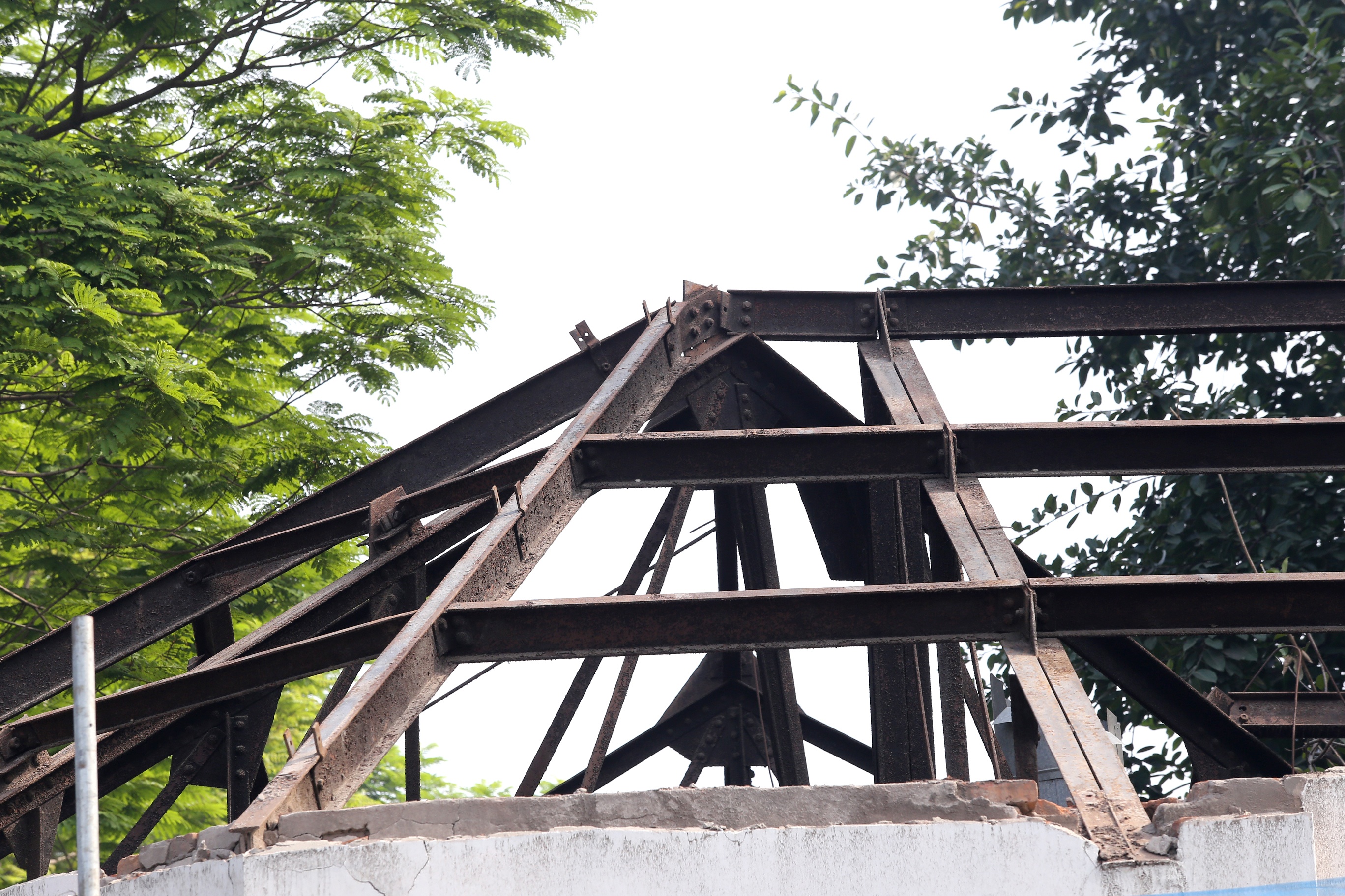 Nhiều phần mái của công trình đã bị tháo dỡ chỉ còn lại trơ khung sắt.