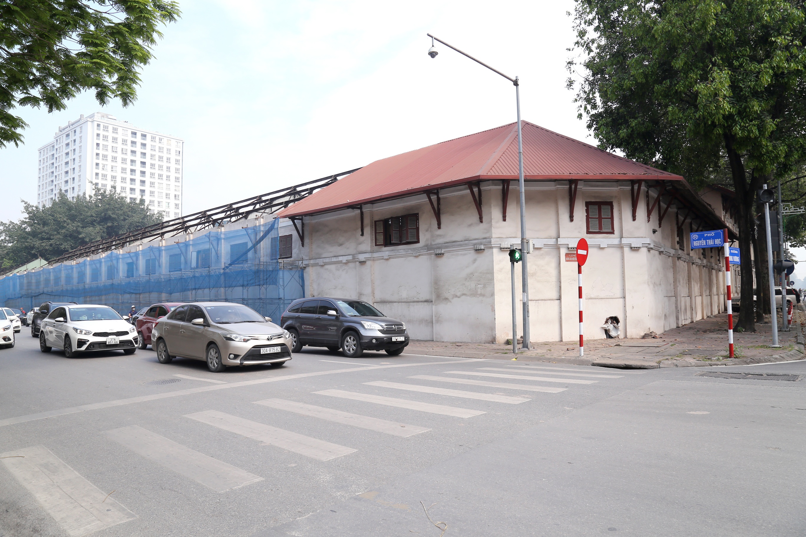 Hôm qua (6/4), Bí thư Thành ủy Hà Nội yêu cầu các cơ quan chức năng khẩn trương có văn bản yêu cầu chủ đầu tư tạm dừng thi công công trình tại số 61 Trần Phú, tổ chức kiểm tra quy trình, thủ tục triển khai dự án này.