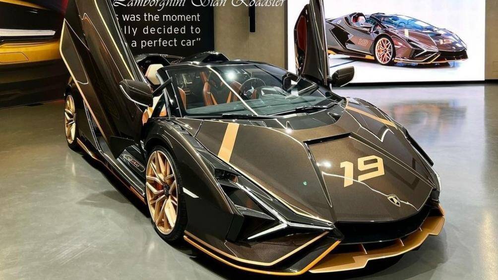 Dòng siêu xe triệu đô Lamborghini Sian chỉ được sản xuất trên toàn thế giới tổng cộng 82 chiếc, trong đó 63 xe thuộc bản Coupe và số còn lại là bản mui trần